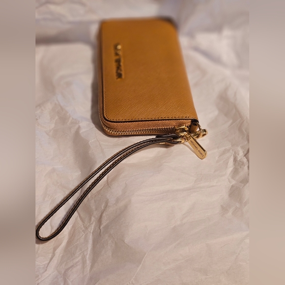 Michael Kors Jet Set Travel Large Saffiano Leather Wallet - Picture 14 of 16